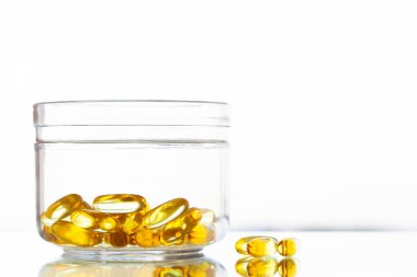 Vitaminler takviyeleri, sarı kapsül Omega 3 balık yağı.