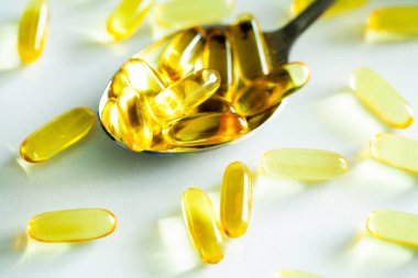 Vitaminler takviyeleri, sarı kapsül Omega 3 balık yağı.