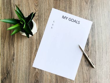 Ahşap masada hedeflerim ile Pano.