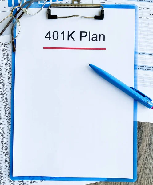 Papier avec plan 401k sur table en bois — Photo