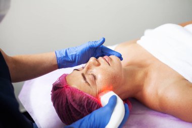 Güzellik kliniğinde Lpg donanım masajı yaptıran kadın. Profesyonel güzellik çalışıyor.