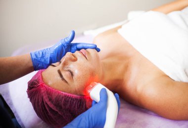 Güzellik kliniğinde Lpg donanım masajı yaptıran kadın. Profesyonel güzellik çalışıyor.