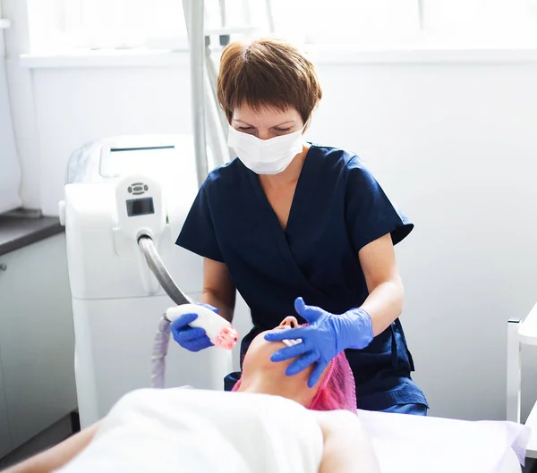 Vrouw krijgt LPG hardware massage in de Beauty Clinic. Professionele schoonheidsspecialiste werken. — Stockfoto