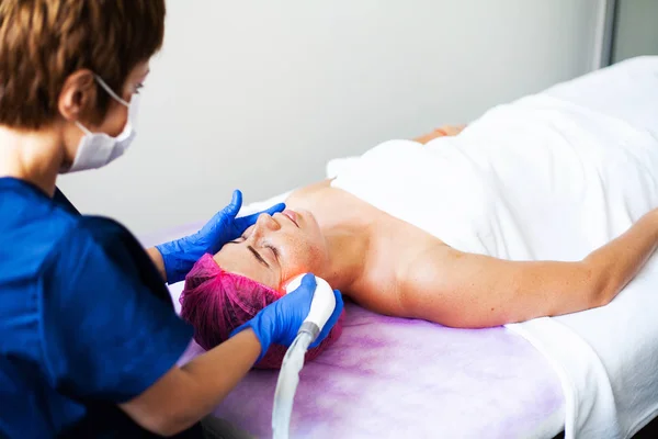 Vrouw krijgt LPG hardware massage in de Beauty Clinic. Professionele schoonheidsspecialiste werken. — Stockfoto