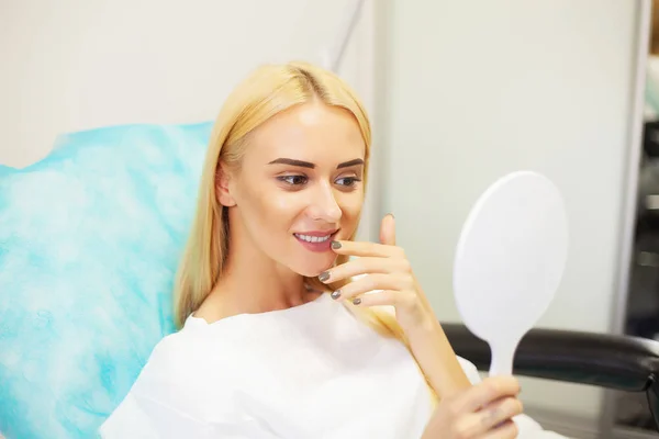 Aumento de labios en la Clínica de Cosmetología. hermosa mujer consiguiendo belleza inyección para labios . — Foto de Stock