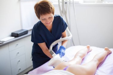 Cilt bakımı. Kadın kliniklipomassage sürecinde.