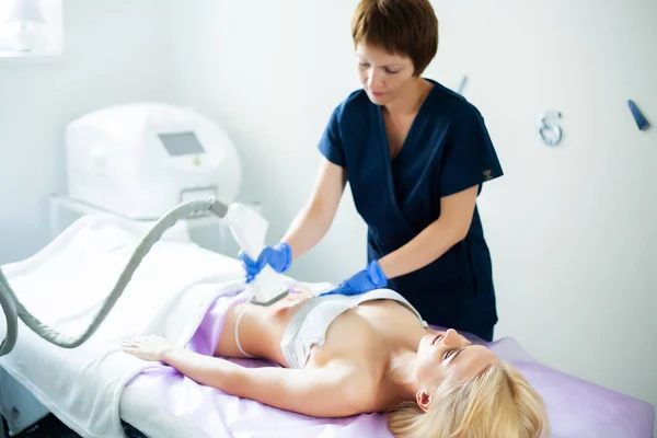 Huidverzorging. Vrouw is in het proces in de kliniek Lipomassage. — Stockfoto