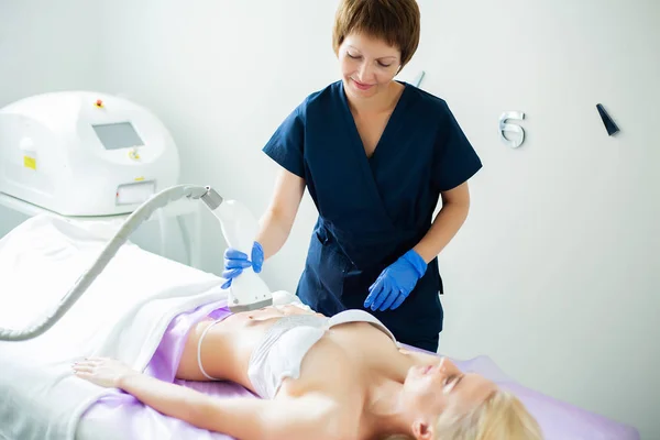 Hautpflege. Frau befindet sich in der Klinik-Lipomassage. — Stockfoto