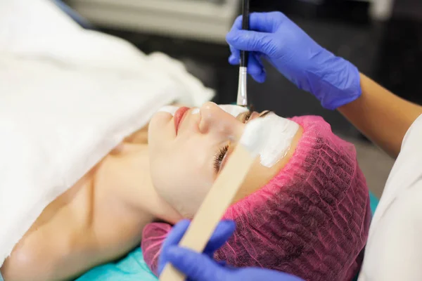 Spa kezelés a fiatal nő, miután arcpakolás szépségszalon. — Stock Fotó