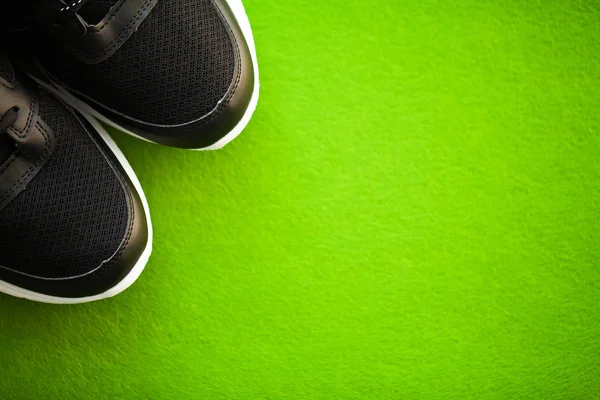 Új elegáns cipők pár zöld háttérrel. — Stock Fotó