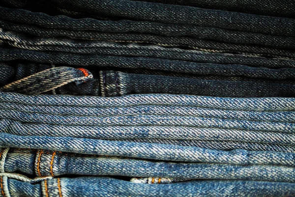 Джинсові блакитні джинси укладають текстуру фону крупним планом . — стокове фото