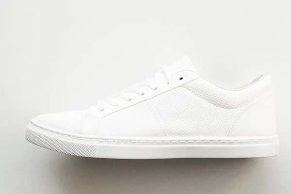 Eleganti scarpe da ginnastica di moda bianca su sfondo bianco . — Foto Stock