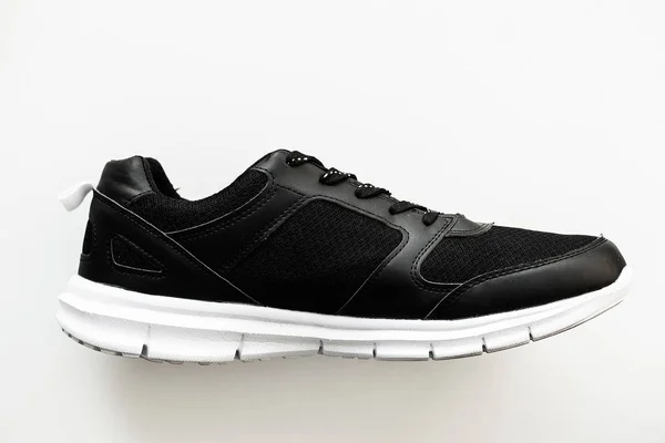 Eleganti scarpe da ginnastica di moda nere su sfondo bianco . — Foto Stock