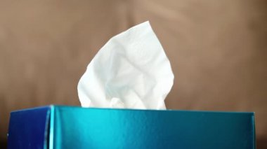 Kahverengi kanepeüzerinde kutu hijyen peçeteler.