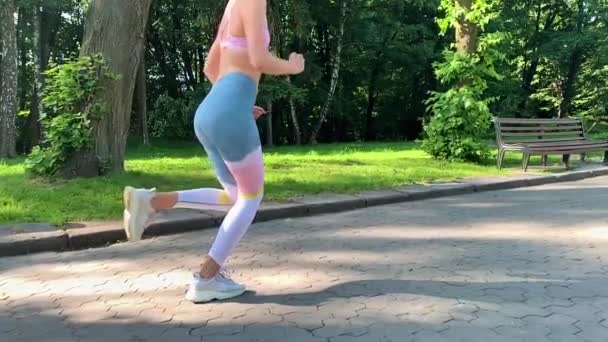 Estilo de vida saudável. Mulher a correr no rasto da floresta. Movimento lento . — Vídeo de Stock