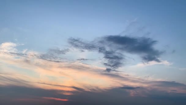 Timelapse με όμορφα σύννεφα κινούνται στον ουρανό. — Αρχείο Βίντεο