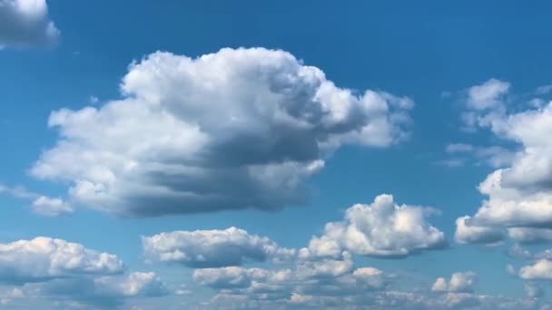 Timelapse με όμορφα σύννεφα κινούνται στον ουρανό. — Αρχείο Βίντεο
