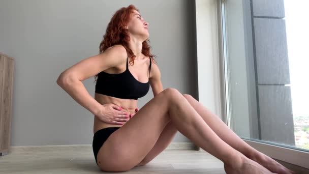 Dolor menstrual. Mujer cuerpo sintiendo dolor abdominal. Espasmo de la enfermedad en el cuerpo . — Vídeos de Stock