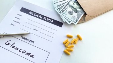 Doktor masasında tıbbi formda glokom tanısı
