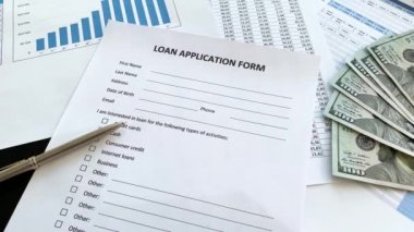 Tabloüzerinde grafik olan kredi başvuru formu belgesi