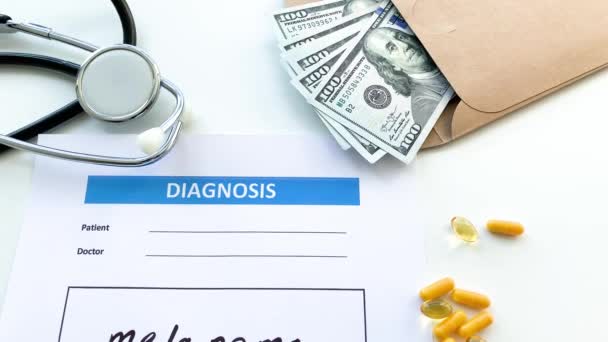 Diagnóza melanom ve zdravotnickým formuláři na lékařském stole — Stock video