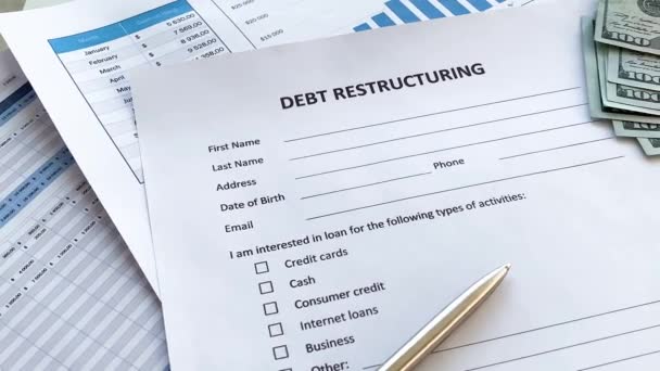 Documento de reestructuración de la deuda con gráfico sobre tabla — Vídeo de stock