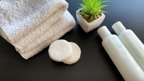 Douchebenodigdheden. Samenstelling cosmetische producten van spa-behandeling. — Stockvideo