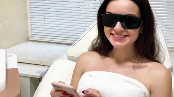 Hudvård. Kosmetolog gör laserhårborttagning. — Stockvideo
