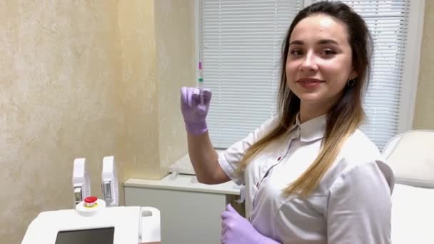 Женщина-врач или врач, держащий шприц для подкожных инъекций — стоковое видео