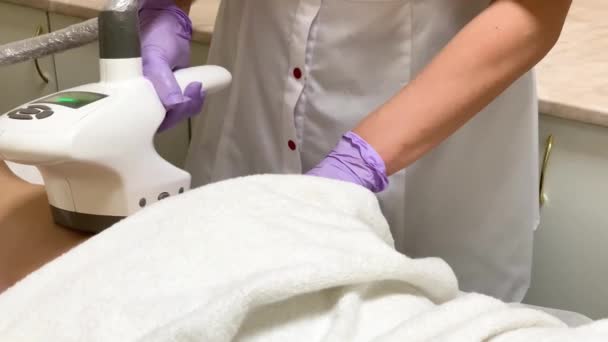 Cuidado com o corpo. Mulher está em processo na clínica de lipomassagem . — Vídeo de Stock