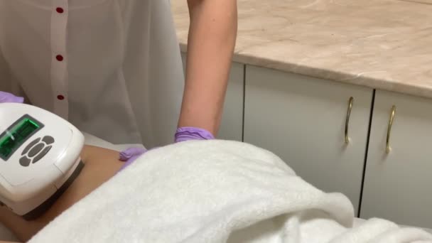 De verzorging van het lichaam. Vrouw is in het proces op de kliniek lipomassage. — Stockvideo