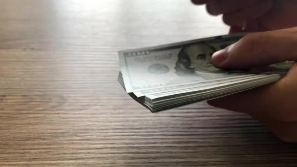 Zakenman telt cash dollars op kantoor — Stockvideo