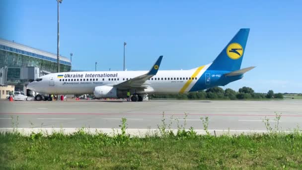 Lviv, Oekraïne-augustus 2019: Ukraine International Airlines Boeing 737 neemt af van de internationale luchthaven Danylo Halytsky Lviv — Stockvideo