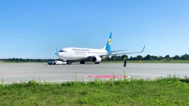 Lviv, ukraine - august 2019: ukrainische internationale fluggesellschaften boeing 737 hebt vom danylo halytsky internationalen flughafen lviv ab — Stockvideo