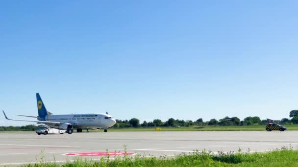 우크라이나 리비우 - 2019년 8월 : 우크라이나 국제 항공 보잉 737이 다닐로 할리츠키 국제공항 리비프에서 이륙 — 비디오
