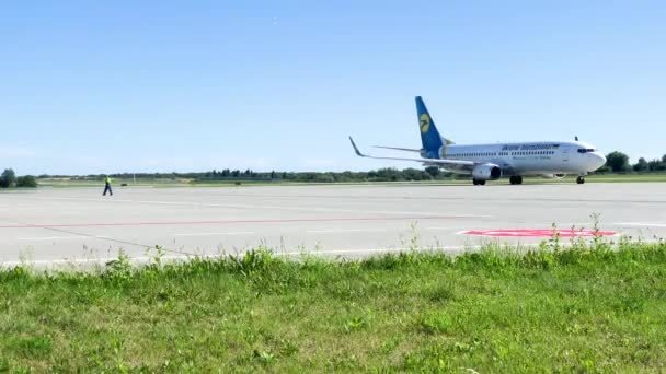 Lviv, Ucraina - agosto 2019: Ukraine International Airlines Boeing 737 decolla dall'aeroporto internazionale Danylo Halytsky Lviv — Video Stock