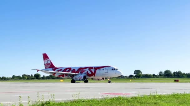 Lviv, Ukraina-augusti 2019: Ernest International Airlines Boeing 737 lyfter från Danylo Halytsky International Airport Lviv — Stockvideo