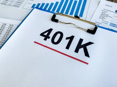 Tahta masa üzerinde 401k planı olan kağıt..