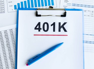 Tahta masa üzerinde 401k planı olan kağıt..
