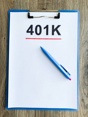 Tahta masa üzerinde 401k planı olan kağıt..
