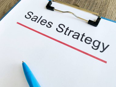 Ahşap masa üzerinde metin satış stratejisi ile Kağıt.