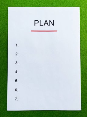 Yeşil masa üzerinde metin planı olan pano.
