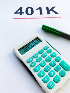 Yeşil arka plan üzerinde 401k planı ile Kağıt
