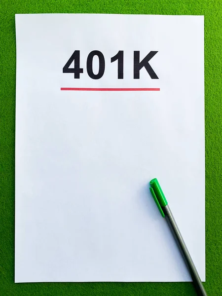 Papel con plan 401k sobre fondo verde —  Fotos de Stock