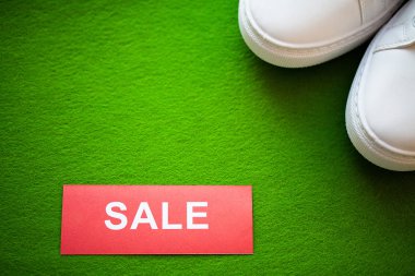 Gren arka planda şık beyaz moda spor ayakkabıları.