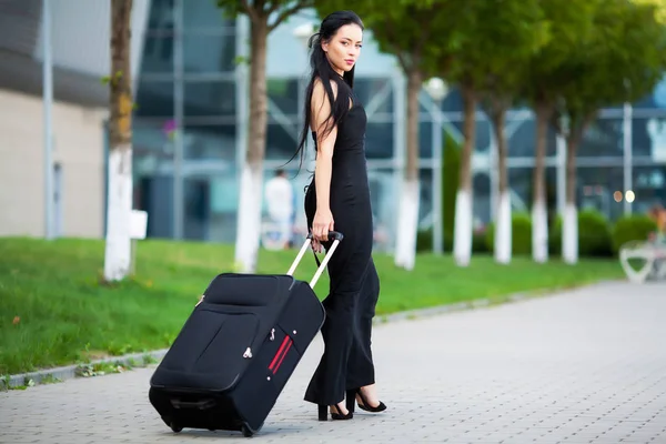 가방을 가진 젊은 쾌활한 여자입니다. 여행과 일의 개념 — 스톡 사진