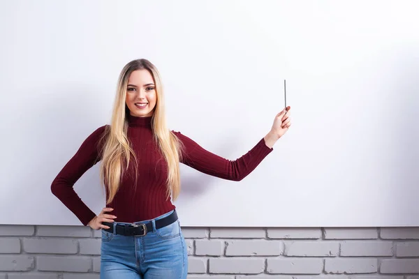 Retrato de la joven empresaria feliz cerca de la pared blanca —  Fotos de Stock