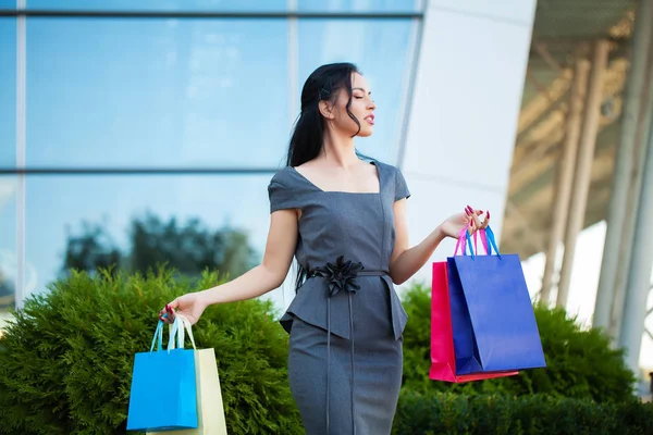 Zakupy. Kobieta trzyma kolorowe torby w pobliżu jej Shooping Mall w czarnym piątek wakacje — Zdjęcie stockowe
