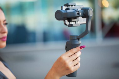 Blogger kız elektronik bir sabitleyici seyahat hakkında bir video çekiyor.