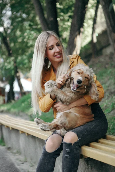 Chica joven con paseos de perros en el parque y disfruta del hermoso día de verano . — Foto de Stock